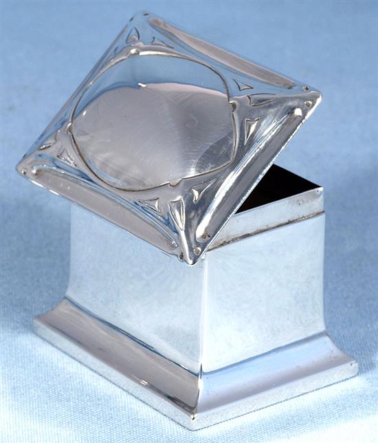 An Edwardian Art Nouveau silver tea caddy, by William Hutton & Sons, height 84mm, weight 5.3oz/165grms.